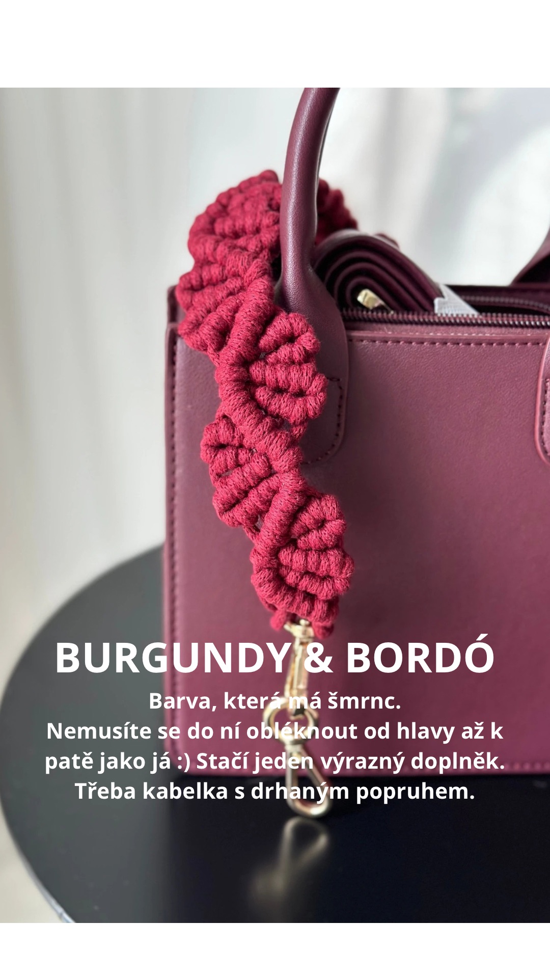 Bordó kabelka s ručně drhaným popruhem jako doplněk podzimního outfitu