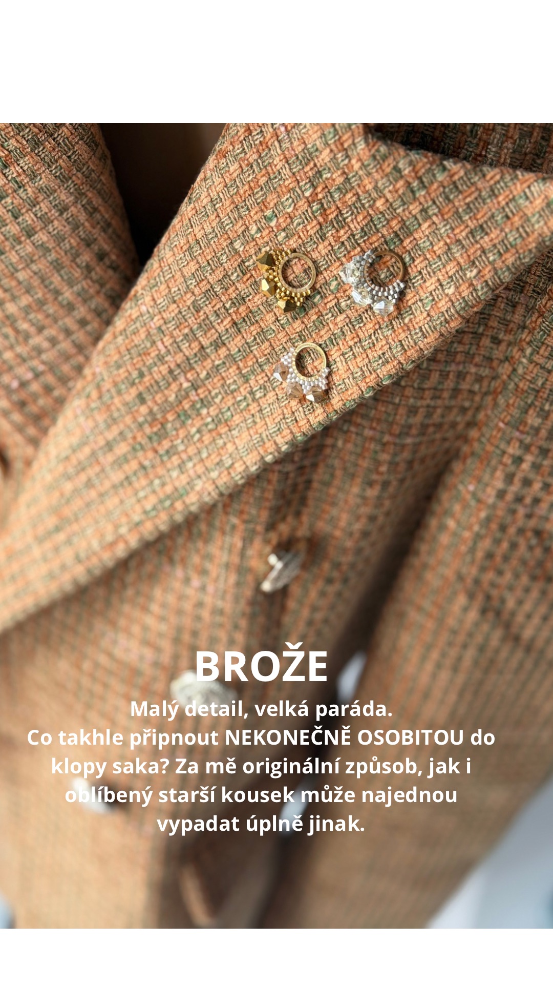 Autorský ozdobný detail NEKONEČNĚ OSOBITÁ na klopě saka