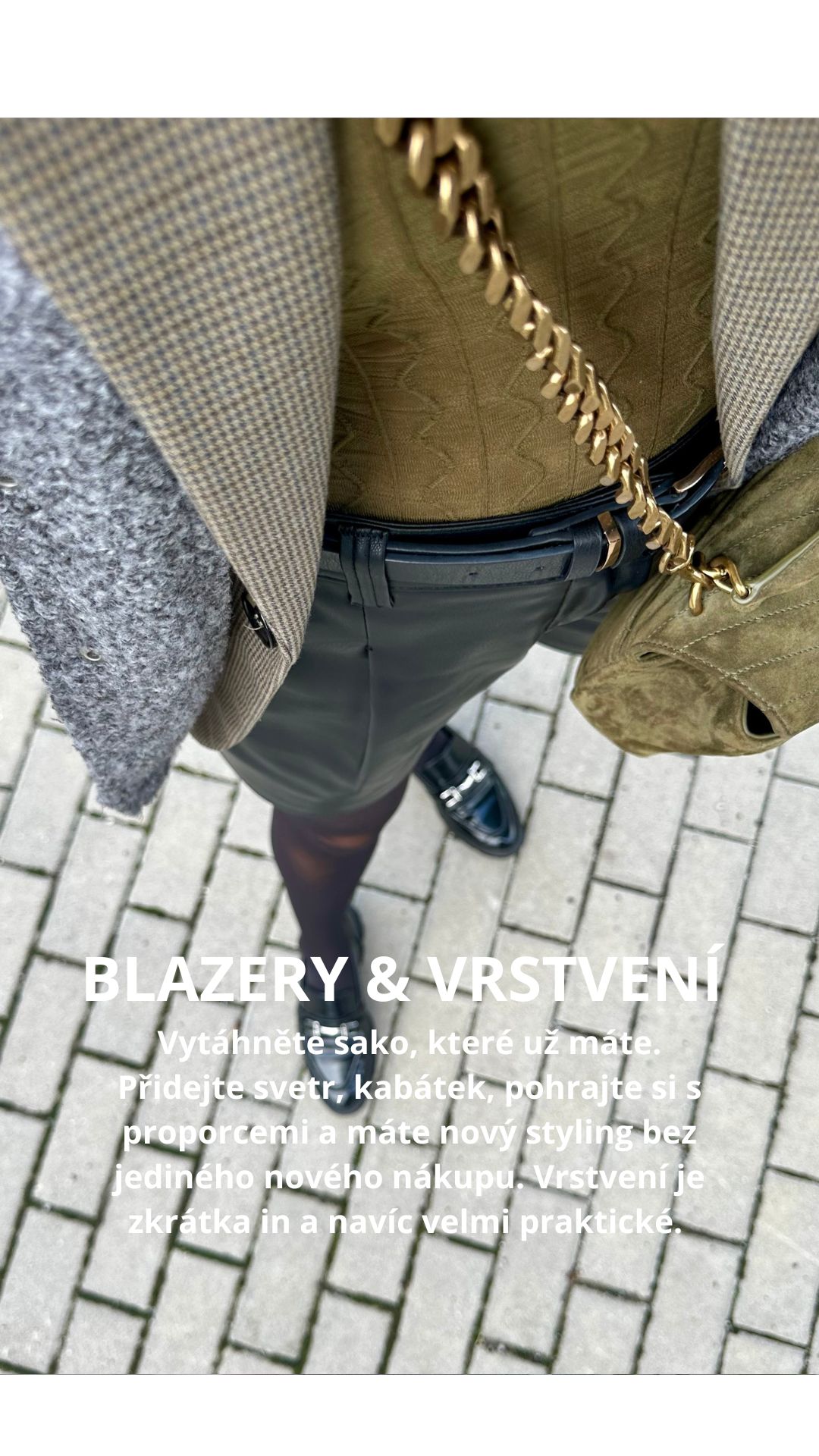 Podzimní outfit se sakem, svetrem a výraznými náušnicemi